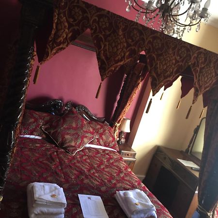 ホテル The Red Lion Llangadog エクステリア 写真