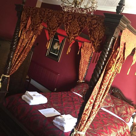 ホテル The Red Lion Llangadog エクステリア 写真