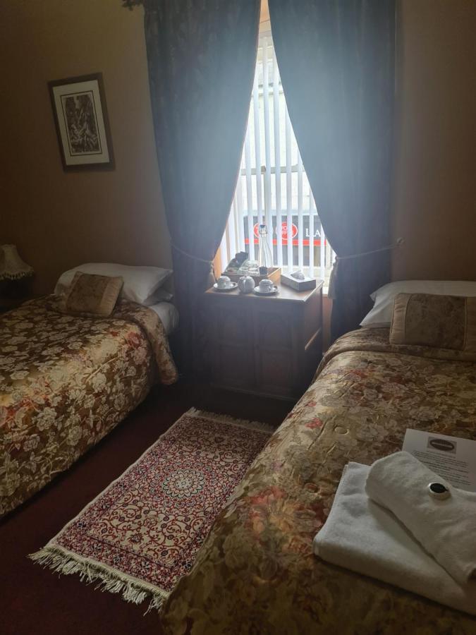 ホテル The Red Lion Llangadog エクステリア 写真