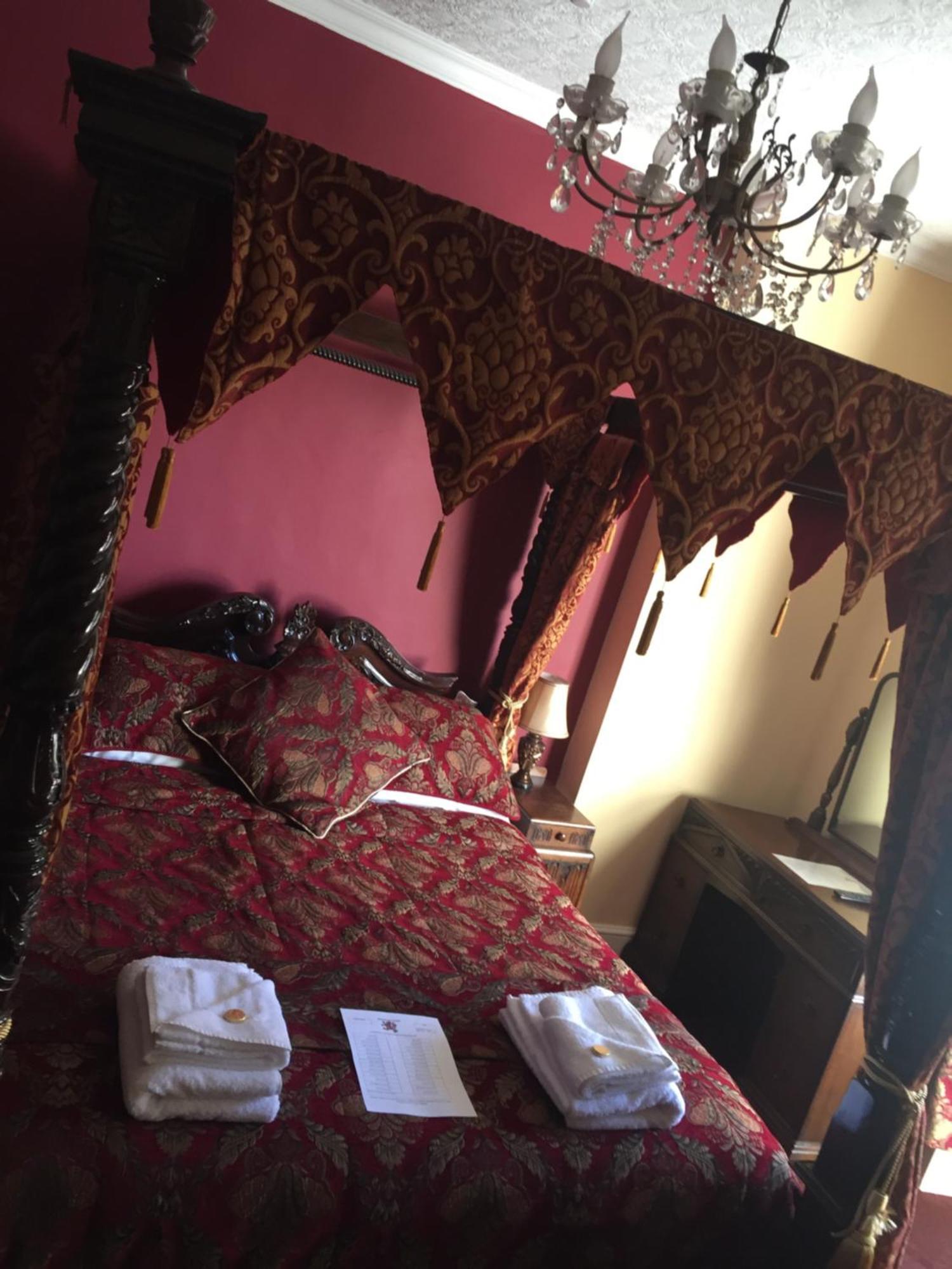 ホテル The Red Lion Llangadog エクステリア 写真