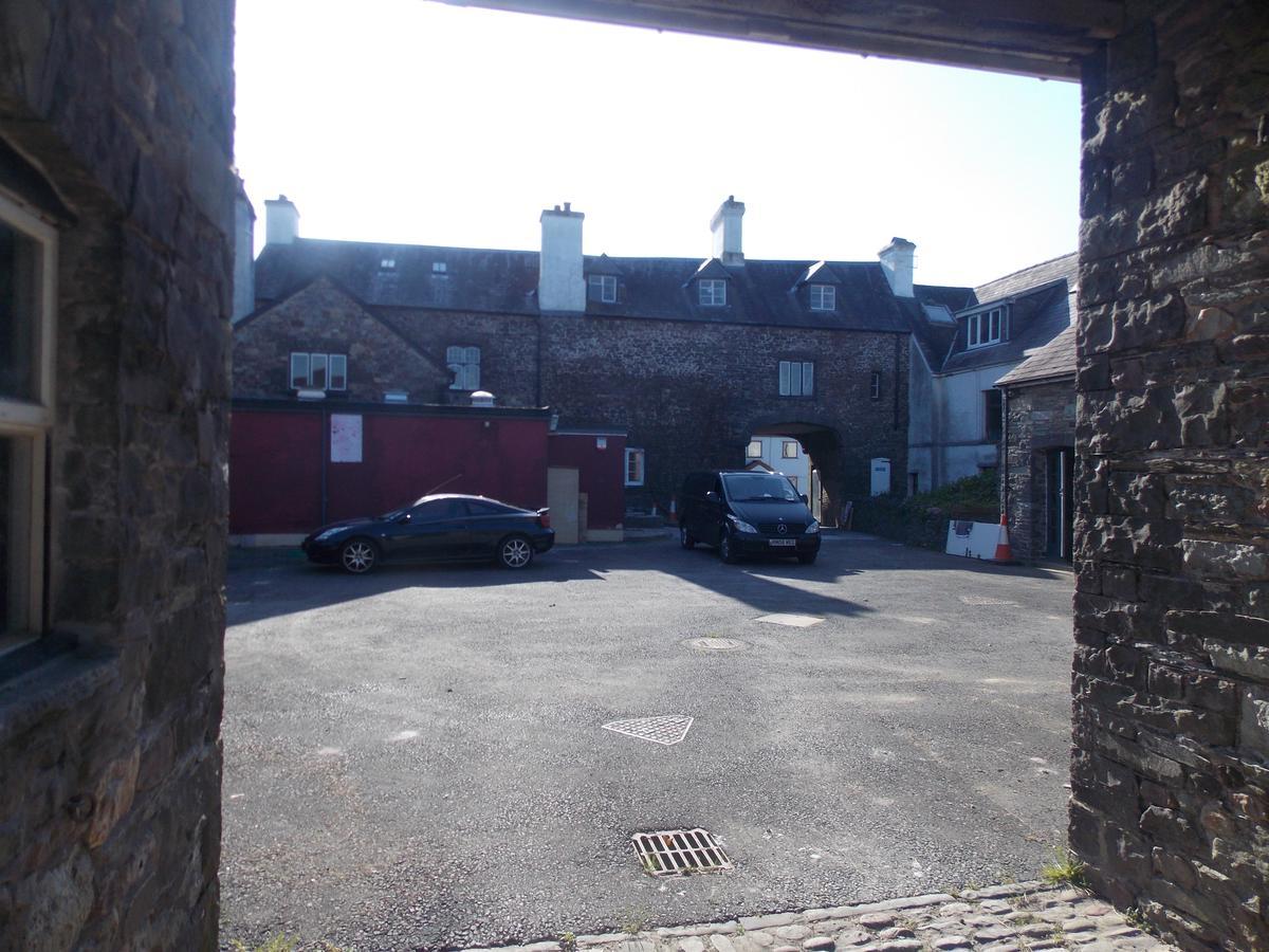 ホテル The Red Lion Llangadog エクステリア 写真