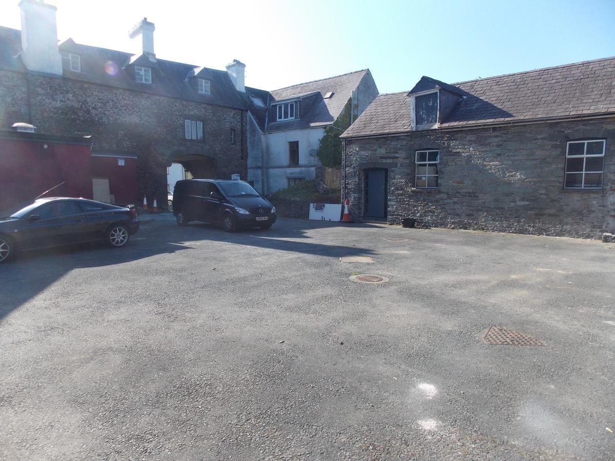 ホテル The Red Lion Llangadog エクステリア 写真