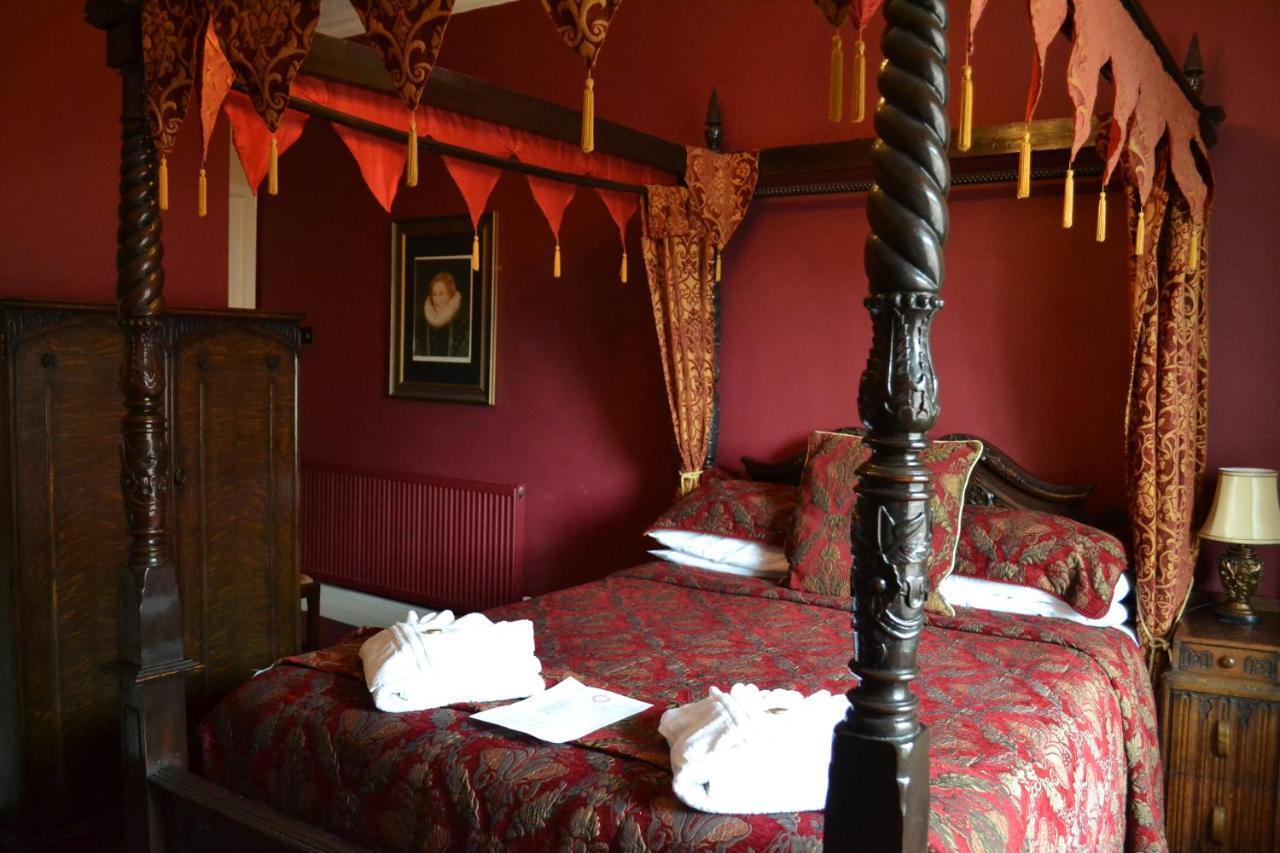 ホテル The Red Lion Llangadog エクステリア 写真