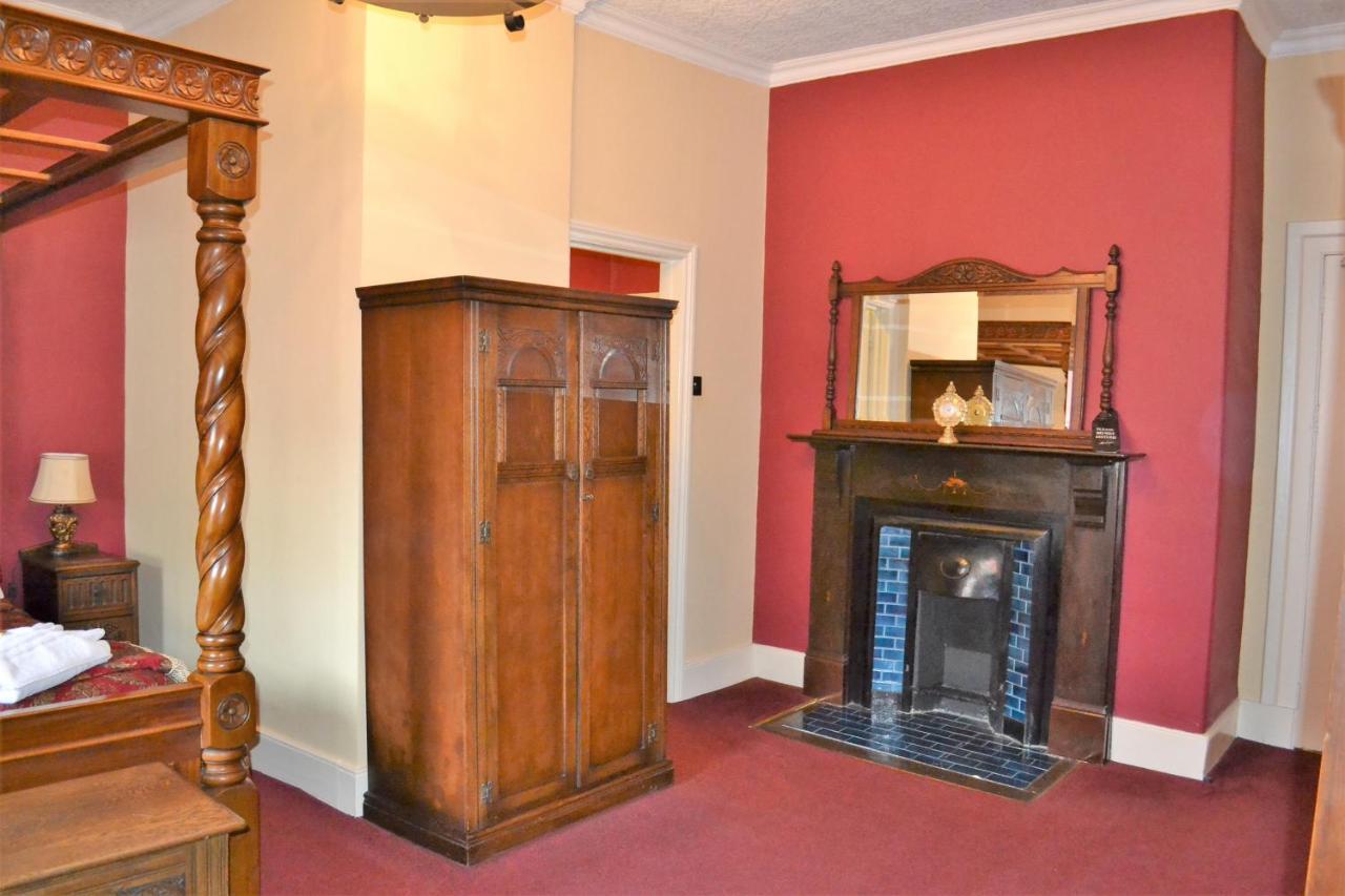 ホテル The Red Lion Llangadog エクステリア 写真