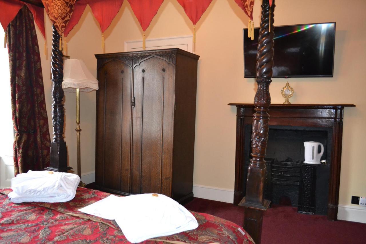 ホテル The Red Lion Llangadog エクステリア 写真