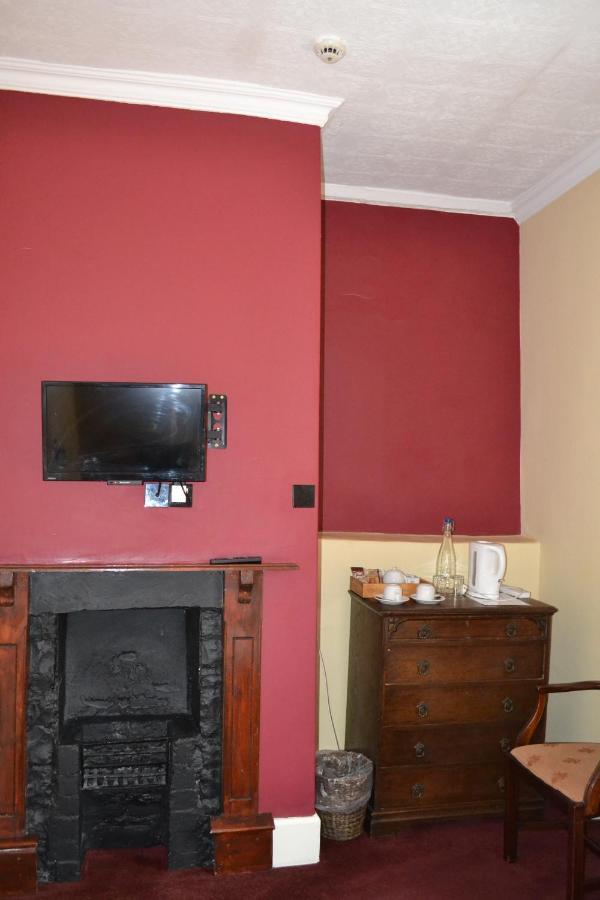 ホテル The Red Lion Llangadog エクステリア 写真